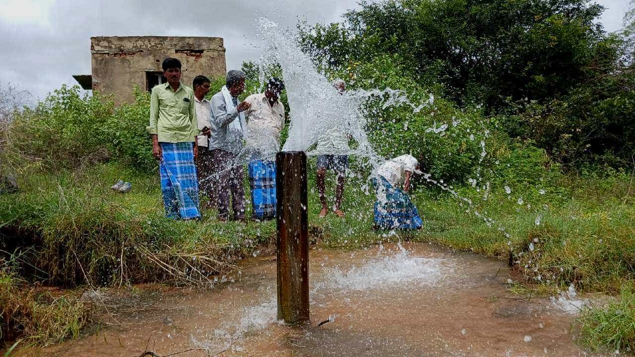 ಆಕಾಶದಲ್ಲಿ ಮೇಘಸ್ಪೋಟವಾಗಿದ್ದಕ್ಕೆ ಪಾತಾಳದಿಂದ ಅಂತರ್ಜಲ ಸ್ಫೋಟ! ಬರದ ನಾಡಿನ ರೈತರ ಮೊಗದಲ್ಲಿ ಈಗ ಮಂದಹಾಸವೋ ಮಂದಹಾಸ ಆಕಾಶದಲ್ಲಿ ಮೇಘಸ್ಪೋಟವಾಗಿದ್ದಕ್ಕೆ ಪಾತಾಳದಿಂದ ಅಂತರ್ಜಲ ಸ್ಫೋಟ! ಬರದ ನಾಡಿನ ರೈತರ ಮೊಗದಲ್ಲಿ ಈಗ ಮಂದಹಾಸವೋ ಮಂದಹಾಸ
