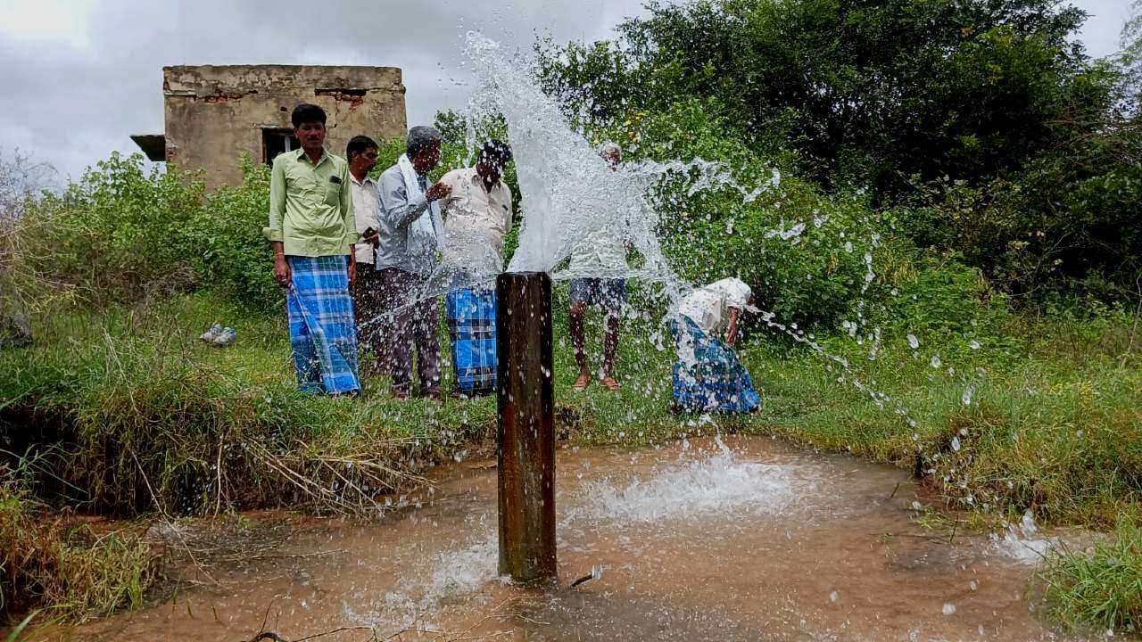 ಆಕಾಶದಲ್ಲಿ ಮೇಘಸ್ಪೋಟವಾಗಿದ್ದಕ್ಕೆ ಪಾತಾಳದಿಂದ ಅಂತರ್ಜಲ ಸ್ಫೋಟ! ಬರದ ನಾಡಿನ ರೈತರ ಮೊಗದಲ್ಲಿ ಈಗ ಮಂದಹಾಸವೋ ಮಂದಹಾಸ