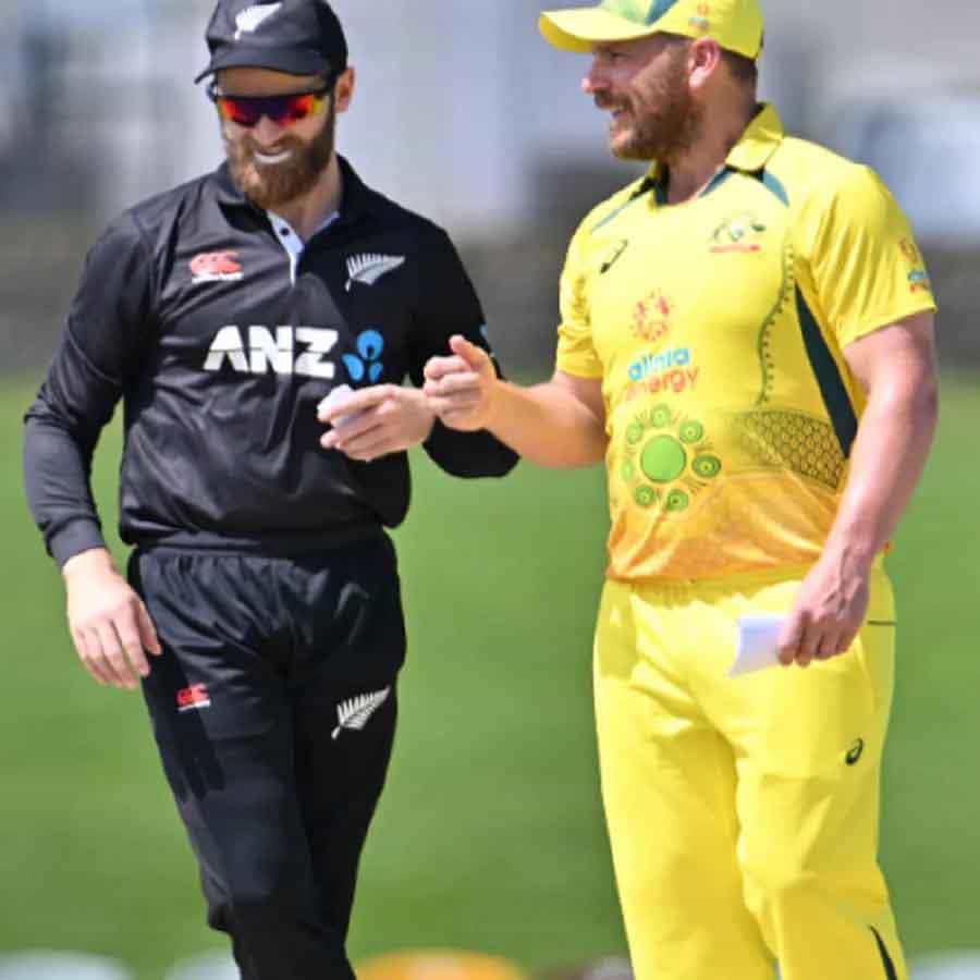 ಆಸ್ಟ್ರೇಲಿಯಾದ ODI ಮತ್ತು T20 ನಾಯಕ ಆರೋನ್ ಫಿಂಚ್ ನಿವೃತ್ತಿಗೆ ಮುಂದಾಗಿದ್ದಾರೆ. ಈ ದಿಗ್ಗಜ ಬಲಗೈ ಬ್ಯಾಟ್ಸ್ಮನ್ ಏಕದಿನ ಮಾದರಿಗೆ ವಿದಾಯ ಹೇಳುವ ಮನಸ್ಸು ಮಾಡಿದ್ದಾರೆ. ಆಸ್ಟ್ರೇಲಿಯಾ ವೆಬ್ಸೈಟ್ ನ್ಯೂಸ್ ಕಾರ್ಪ್ನ ಸುದ್ದಿ ಪ್ರಕಾರ, ಕಳಪೆ ಫಾರ್ಮ್ನಿಂದಾಗಿ ಫಿಂಚ್ ಈ ನಿರ್ಧಾರವನ್ನು ತೆಗೆದುಕೊಂಡಿದ್ದಾರೆ.