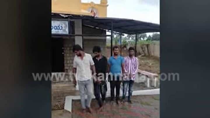 ದೇವನಹಳ್ಳಿ ಸುತ್ತಮುತ್ತ ದೇವಸ್ಥಾನಗಳನ್ನು ದೋಚುತ್ತಿದ್ದ ಕುಖ್ಯಾತ ಕಳ್ಳರ ಗ್ಯಾಂಗ್ ಬಂಧನ ದೇವನಹಳ್ಳಿ ಸುತ್ತಮುತ್ತ ದೇವಸ್ಥಾನಗಳನ್ನು ದೋಚುತ್ತಿದ್ದ ಕುಖ್ಯಾತ ಕಳ್ಳರ ಗ್ಯಾಂಗ್ ಬಂಧನ