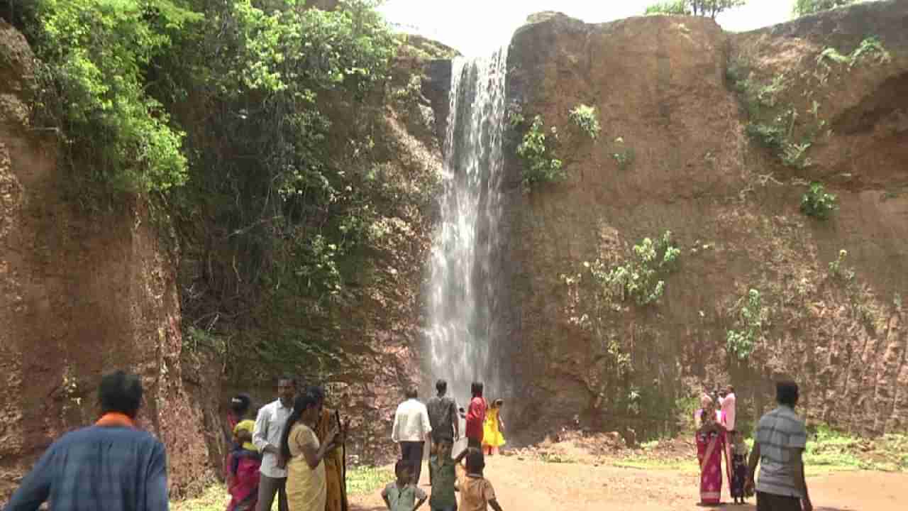 ಐತಿಹಾಸಿಕ ಗಾಯಮುಖ ಗುಪ್ತಲಿಂಗ ದೇವಸ್ಥಾನದಲ್ಲಿ ಮೊದಲ ಬಾರಿಗೆ ಮಿನಿ ಜಲಪಾತ ಸೃಷ್ಟಿ: ದೇವಾಲಯಕ್ಕೆ ಪ್ರವಾಸಿಗರ ದಂಡು