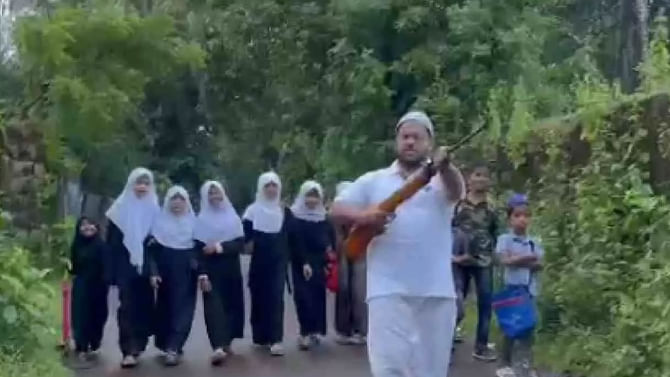 ಕೇರಳ: ಬೀದಿ ನಾಯಿ ಕಾಟಕ್ಕೆ ಬೇಸತ್ತು ಏರ್ಗನ್ ಹಿಡಿದುಕೊಂಡು ಮಕ್ಕಳನ್ನು ಶಾಲೆಗೆ ಕರೆದೊಯ್ದ ವ್ಯಕ್ತಿ ಕೇರಳ: ಬೀದಿ ನಾಯಿ ಕಾಟಕ್ಕೆ ಬೇಸತ್ತು ಏರ್ಗನ್ ಹಿಡಿದುಕೊಂಡು ಮಕ್ಕಳನ್ನು ಶಾಲೆಗೆ ಕರೆದೊಯ್ದ ವ್ಯಕ್ತಿ