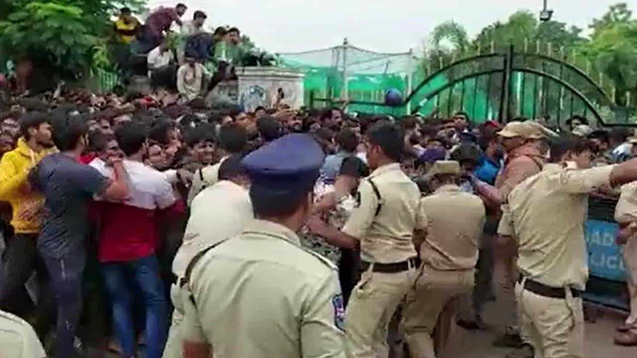 IND vs AUS: ಕ್ರಿಕೆಟ್ ಮ್ಯಾಚ್ ಟಿಕೆಟ್ ಖರೀದಿಗೆಂದು ಏಕಾಏಕಿ ಧಾವಿಸಿ ಬಂದ ಸಾವಿರಾರು ಅಭಿಮಾನಿಗಳು; ಕಾಲ್ತುಳಿತದಿಂದ ನಾಲ್ವರಿಗೆ ತೀವ್ರಗಾಯ IND vs AUS: ಕ್ರಿಕೆಟ್ ಮ್ಯಾಚ್ ಟಿಕೆಟ್ ಖರೀದಿಗೆಂದು ಏಕಾಏಕಿ ಧಾವಿಸಿ ಬಂದ ಸಾವಿರಾರು ಅಭಿಮಾನಿಗಳು; ಕಾಲ್ತುಳಿತದಿಂದ ನಾಲ್ವರಿಗೆ ತೀವ್ರಗಾಯ
