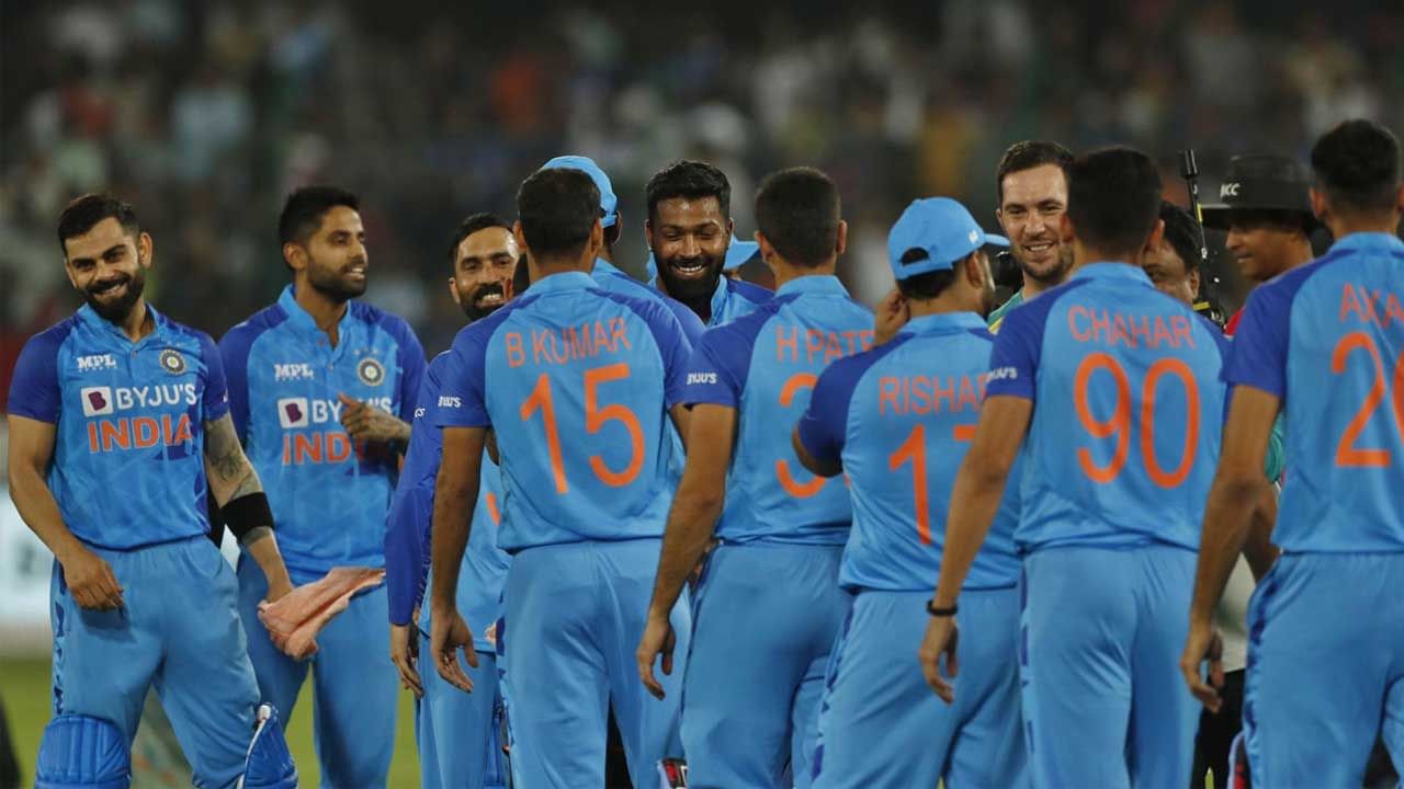 IND vs AUS: ಟಿ20 ಕ್ರಿಕೆಟ್ನಲ್ಲಿ ಪಾಕಿಸ್ತಾನ ಹಿಂದಿಕ್ಕಿ ಇತಿಹಾಸ ನಿರ್ಮಿಸಿದ ಭಾರತ: ಏನಿದು ದಾಖಲೆ? IND vs AUS: ಟಿ20 ಕ್ರಿಕೆಟ್ನಲ್ಲಿ ಪಾಕಿಸ್ತಾನ ಹಿಂದಿಕ್ಕಿ ಇತಿಹಾಸ ನಿರ್ಮಿಸಿದ ಭಾರತ: ಏನಿದು ದಾಖಲೆ?