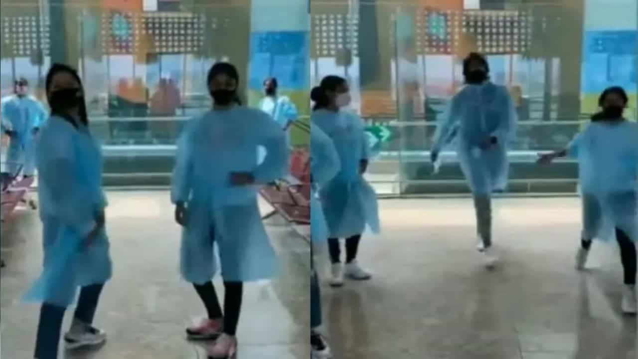 ಇಂಗ್ಲೆಂಡ್ ವಿರುದ್ಧ ಕ್ಲೀನ್ಸ್ವೀಪ್ ; ಪಿಪಿಇ ಕಿಟ್ ಧರಿಸಿ ಟೀಂ ಇಂಡಿಯಾ ವನಿತೆಯರ ಕ್ಯಾಟ್ವಾಕ್..! ವಿಡಿಯೋ ನೋಡಿ ಇಂಗ್ಲೆಂಡ್ ವಿರುದ್ಧ ಕ್ಲೀನ್ಸ್ವೀಪ್ ; ಪಿಪಿಇ ಕಿಟ್ ಧರಿಸಿ ಟೀಂ ಇಂಡಿಯಾ ವನಿತೆಯರ ಕ್ಯಾಟ್ವಾಕ್..! ವಿಡಿಯೋ ನೋಡಿ