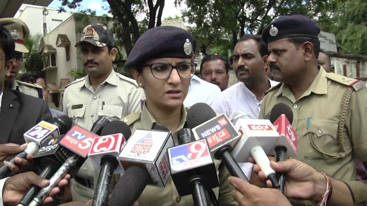 ಗಾಂಜಾ ದಂಧೆಕೋರರಿಂದ ಪೊಲೀಸ್ ಮೇಲೆ ಹಲ್ಲೆ: ಸ್ಥಿತಿ ಗಂಭೀರ, ಆಸ್ಪತ್ರೆಗೆ ಎಸ್ಪಿ ಇಶಾ ಪಂತ್ ಭೇಟಿ ಗಾಂಜಾ ದಂಧೆಕೋರರಿಂದ ಪೊಲೀಸ್ ಮೇಲೆ ಹಲ್ಲೆ: ಸ್ಥಿತಿ ಗಂಭೀರ, ಆಸ್ಪತ್ರೆಗೆ ಎಸ್ಪಿ ಇಶಾ ಪಂತ್ ಭೇಟಿ
