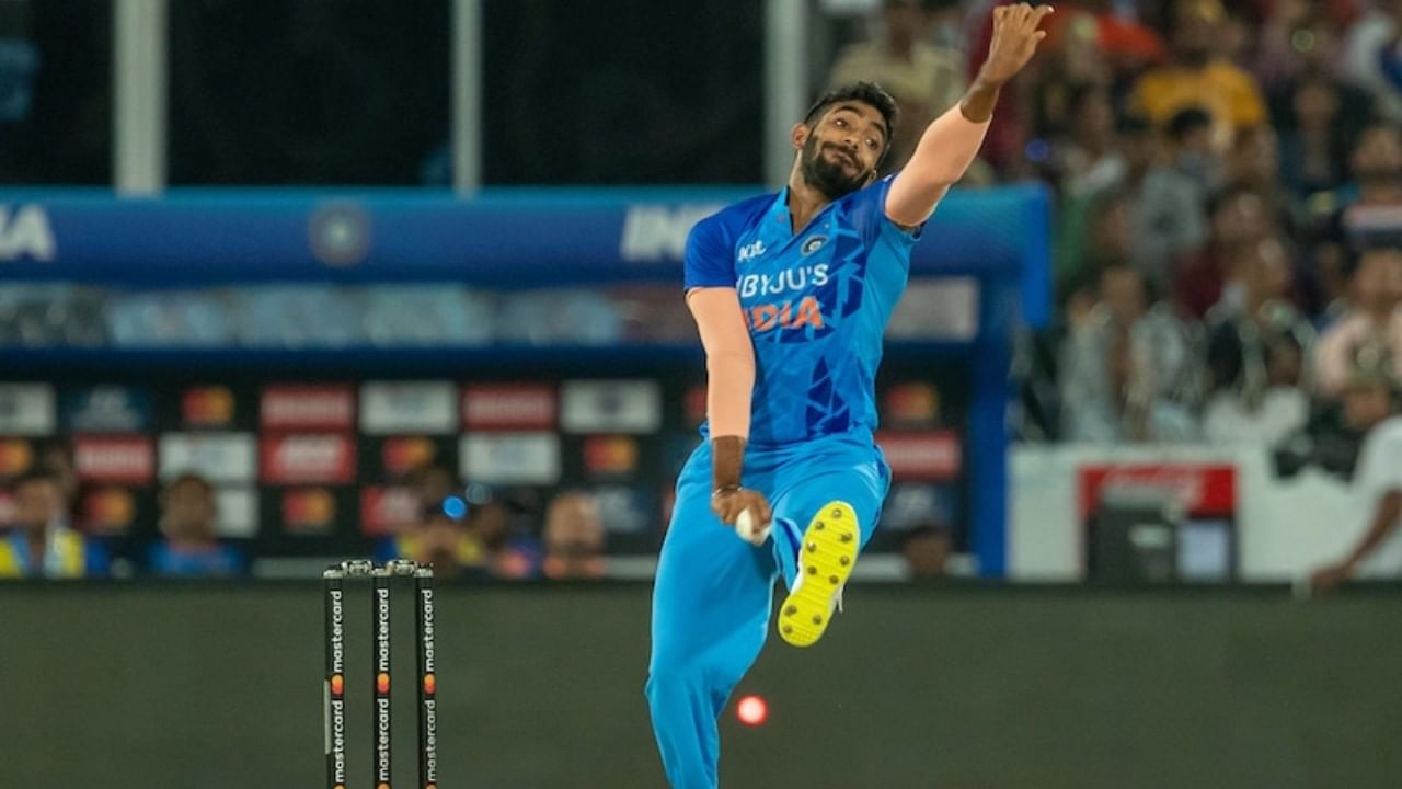 T20 World Cup 2022: ಇಂಜುರಿ ನಡುವೆಯೂ ಟಿ20 ವಿಶ್ವಕಪ್ ತಂಡದೊಂದಿಗೆ ಆಸ್ಟ್ರೇಲಿಯಾಕ್ಕೆ ಹಾರಲಿರುವ ಬುಮ್ರಾ..! T20 World Cup 2022: ಇಂಜುರಿ ನಡುವೆಯೂ ಟಿ20 ವಿಶ್ವಕಪ್ ತಂಡದೊಂದಿಗೆ ಆಸ್ಟ್ರೇಲಿಯಾಕ್ಕೆ ಹಾರಲಿರುವ ಬುಮ್ರಾ..!