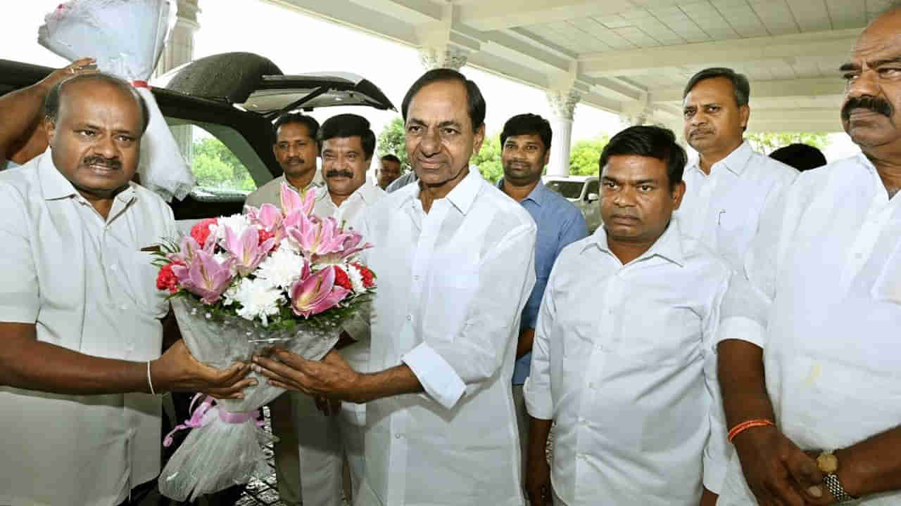 ಹೈದರಾಬಾದ್ನಲ್ಲಿ ತೆಲಂಗಾಣ ಸಿಎಂ ಕೆಸಿಆರ್ ಭೇಟಿ ಮಾಡಿದ ಎಚ್ಡಿ ಕುಮಾರಸ್ವಾಮಿ; ರಾಷ್ಟ್ರ ರಾಜಕಾರಣ ಬಗ್ಗೆ ಚರ್ಚೆ