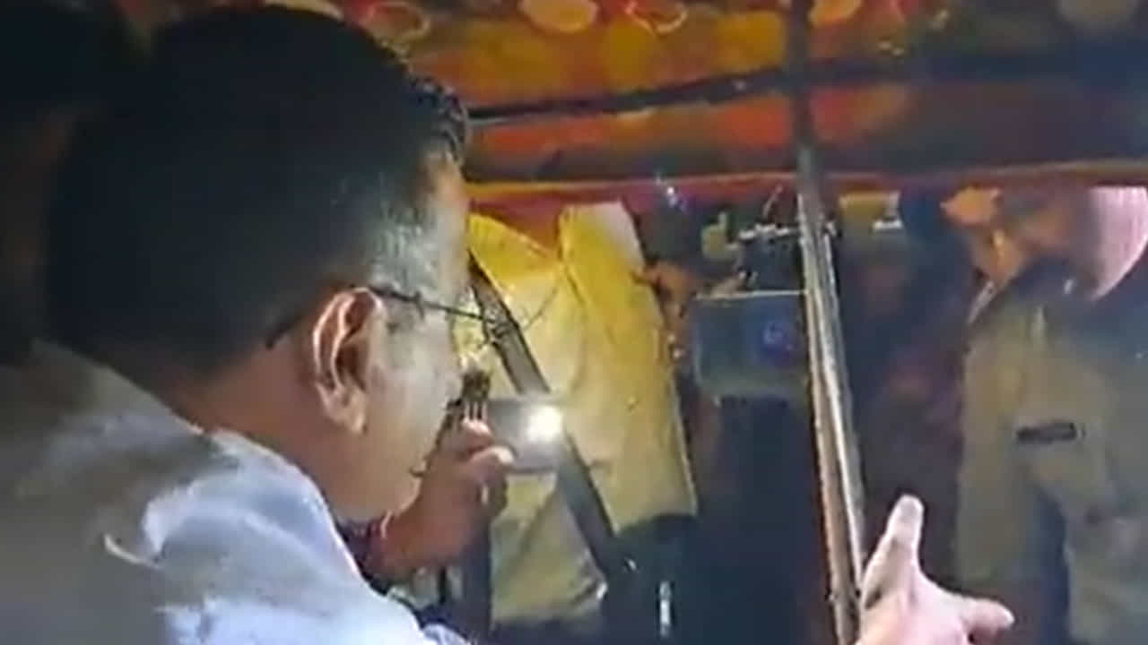 ಆಟೋ ಚಾಲಕನ ಮನೆಗೆ ಆಟೋದಲ್ಲಿ ಹೊರಟ ದೆಹಲಿ ಸಿಎಂನ್ನು ತಡೆದ ಪೊಲೀಸ್; ನನಗೆ ನಿಮ್ಮ ಭದ್ರತೆ ಬೇಡ ಎಂದ ಕೇಜ್ರಿವಾಲ್ ಆಟೋ ಚಾಲಕನ ಮನೆಗೆ ಆಟೋದಲ್ಲಿ ಹೊರಟ ದೆಹಲಿ ಸಿಎಂನ್ನು ತಡೆದ ಪೊಲೀಸ್; ನನಗೆ ನಿಮ್ಮ ಭದ್ರತೆ ಬೇಡ ಎಂದ ಕೇಜ್ರಿವಾಲ್