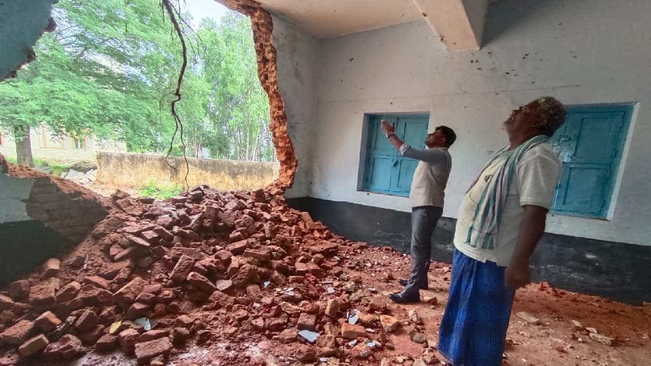ಕೋಲಾರದಲ್ಲಿ ನಿರಂತರ ಮಳೆ: ಕುಸಿದು ಬಿದ್ದ ಸರ್ಕಾರಿ ಶಾಲೆ ಗೋಡೆ, ಸ್ಥಳಕ್ಕೆ ತಹಶೀಲ್ದಾರ್ ನಾಗರಾಜ್ ಭೇಟಿ ಕೋಲಾರದಲ್ಲಿ ನಿರಂತರ ಮಳೆ: ಕುಸಿದು ಬಿದ್ದ ಸರ್ಕಾರಿ ಶಾಲೆ ಗೋಡೆ, ಸ್ಥಳಕ್ಕೆ ತಹಶೀಲ್ದಾರ್ ನಾಗರಾಜ್ ಭೇಟಿ