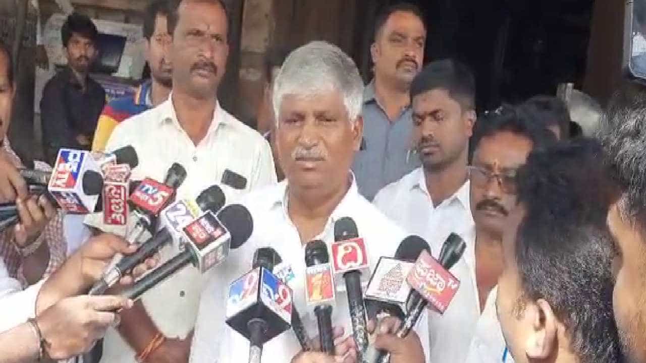 ಮೇಲುಕೋಟೆ ಚೆಲುವನಾರಾಯಣನ ಸನ್ನಿಧಿಯಲ್ಲಿ ಸಂಸದೆ ಸುಮಲತಾ ಸವಾಲು ಸ್ವೀಕರಿಸಿದ ಜೆಡಿಎಸ್ ಶಾಸಕ ಪುಟ್ಟರಾಜು ಮೇಲುಕೋಟೆ ಚೆಲುವನಾರಾಯಣನ ಸನ್ನಿಧಿಯಲ್ಲಿ ಸಂಸದೆ ಸುಮಲತಾ ಸವಾಲು ಸ್ವೀಕರಿಸಿದ ಜೆಡಿಎಸ್ ಶಾಸಕ ಪುಟ್ಟರಾಜು
