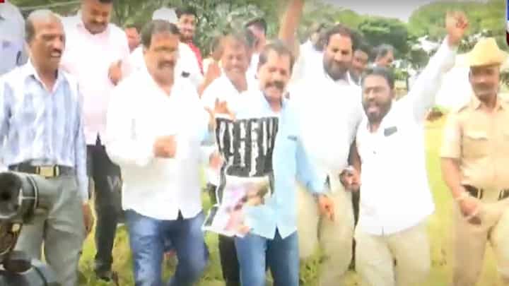 ಮೈಸೂರಲ್ಲಿ ಹಿಂದುಳಿದ ವರ್ಗಗಳ ಜಾಗೃತಿ ವೇದಿಕೆ ಸದಸ್ಯರಿಂದ ಸಿಟಿ ರವಿ ಭಾವಚಿತ್ರಕ್ಕೆ ಬೆಂಕಿ ಮೈಸೂರಲ್ಲಿ ಹಿಂದುಳಿದ ವರ್ಗಗಳ ಜಾಗೃತಿ ವೇದಿಕೆ ಸದಸ್ಯರಿಂದ ಸಿಟಿ ರವಿ ಭಾವಚಿತ್ರಕ್ಕೆ ಬೆಂಕಿ