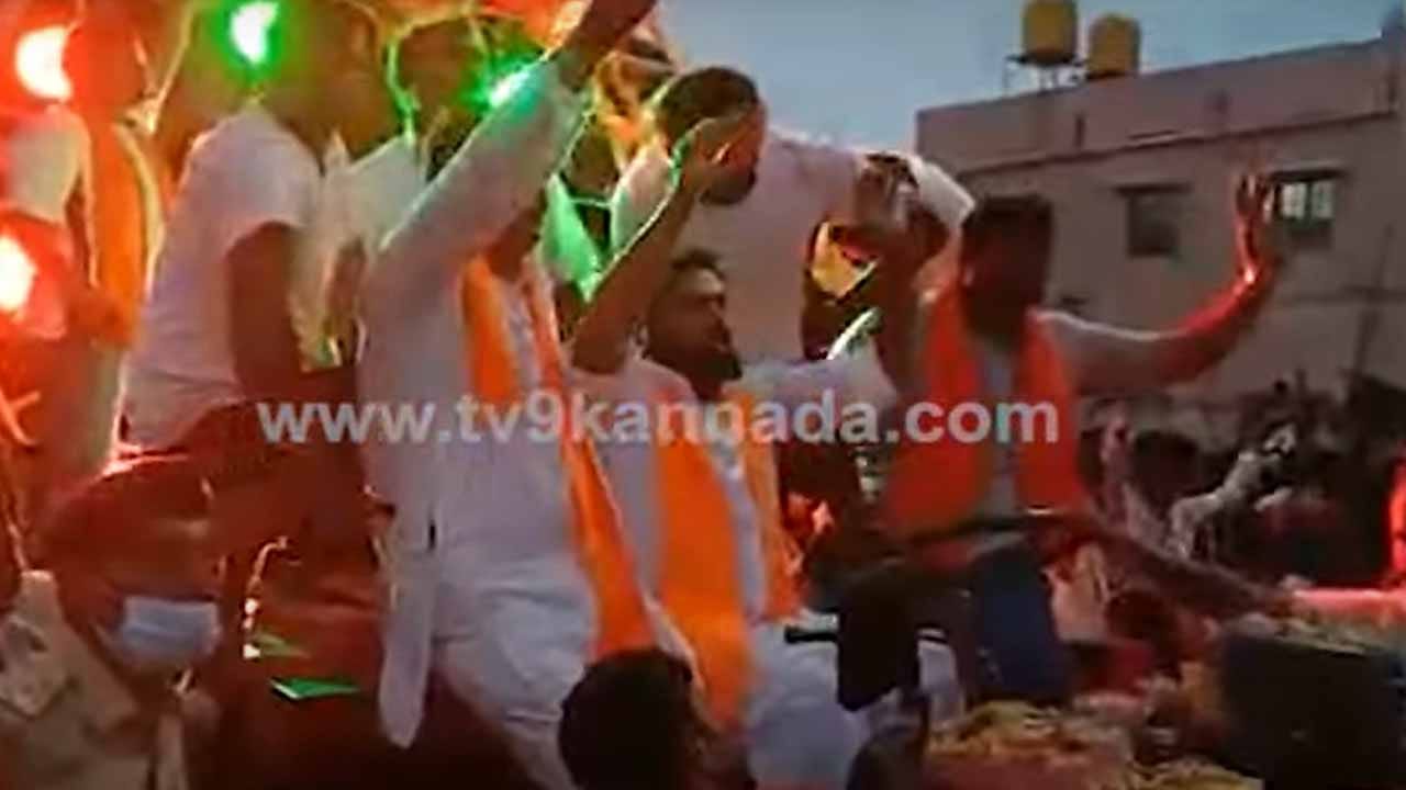 ಮೊಣಕಾಲ್ಮೂರು ಗಣಪತಿ ವಿಸರ್ಜನೆ ಮೆರವಣಿಗೆಯಲ್ಲಿ ಸಚಿವ ಶ್ರೀರಾಮುಲು ಟ್ರ್ಯಾಕ್ಟರ್ ಓಡಿಸುತ್ತಾ ಕುಣಿದರು! ಮೊಣಕಾಲ್ಮೂರು ಗಣಪತಿ ವಿಸರ್ಜನೆ ಮೆರವಣಿಗೆಯಲ್ಲಿ ಸಚಿವ ಶ್ರೀರಾಮುಲು ಟ್ರ್ಯಾಕ್ಟರ್ ಓಡಿಸುತ್ತಾ ಕುಣಿದರು!