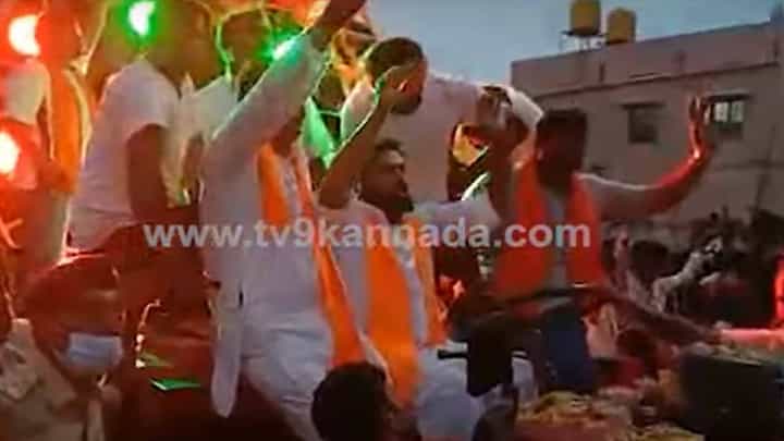 ಮೊಣಕಾಲ್ಮೂರು ಗಣಪತಿ ವಿಸರ್ಜನೆ ಮೆರವಣಿಗೆಯಲ್ಲಿ ಸಚಿವ ಶ್ರೀರಾಮುಲು ಟ್ರ್ಯಾಕ್ಟರ್ ಓಡಿಸುತ್ತಾ ಕುಣಿದರು! ಮೊಣಕಾಲ್ಮೂರು ಗಣಪತಿ ವಿಸರ್ಜನೆ ಮೆರವಣಿಗೆಯಲ್ಲಿ ಸಚಿವ ಶ್ರೀರಾಮುಲು ಟ್ರ್ಯಾಕ್ಟರ್ ಓಡಿಸುತ್ತಾ ಕುಣಿದರು!