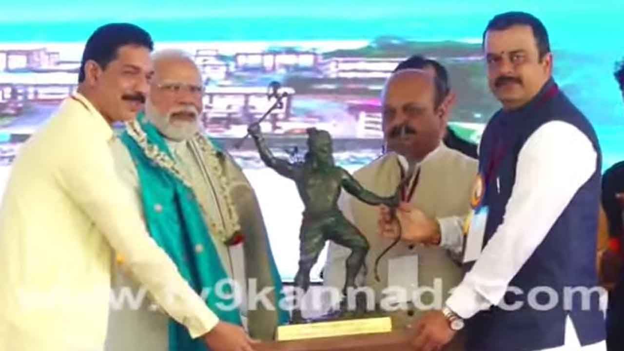 Modi in Mangaluru: ನರೇಂದ್ರ ಮೋದಿಗೆ ಮಡಿಕೇರಿ ಪೇಟ, ಮಂಗಳೂರು ಮಲ್ಲಿಗೆ, ಪರಶುರಾಮ ಪ್ರತಿಮೆಯ ಸ್ವಾಗತ