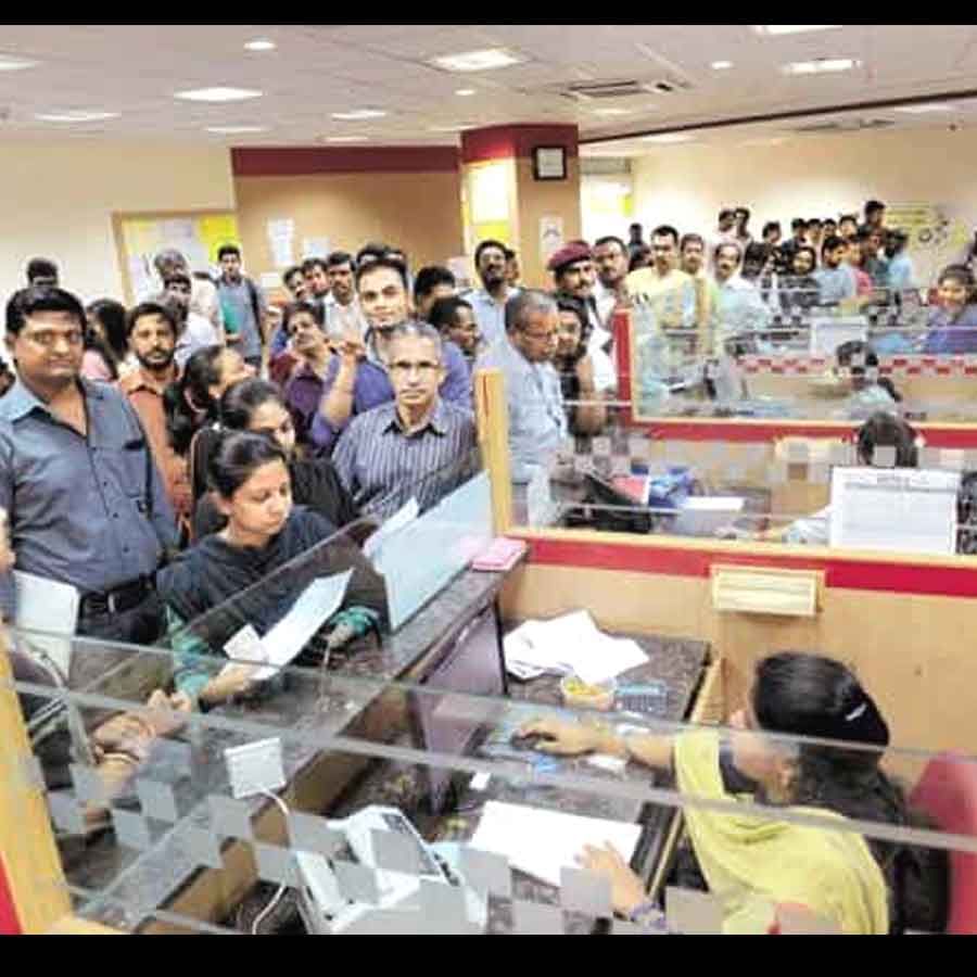 ಬ್ಯಾಂಕಿಂಗ್ ಲೈಸೆನ್ಸ್ ಪಡೆದಿರುವ ಫೈನಾನ್ಸ್ ಬ್ಯಾಂಕ್​ಗಳು, ವಿದೇಶಿ ಬ್ಯಾಂಕ್​ಗಳು ಮತ್ತು ಸಣ್ಣ ಖಾಸಗಿ ಬ್ಯಾಂಕುಗಳು ಇದೀಗ ಬಡ್ಡಿ ದರ ಹೆಚ್ಚಿಸುವ ಮೂಲಕ ಸಾರ್ವಜನಿಕರಿಂದ ಹೆಚ್ಚಿನ ಠೇವಣಿ ಸಂಗ್ರಹಿಸಲು ಪ್ರಯತ್ನಿಸುತ್ತಿವೆ. ಸುಮಾರು 5 ವರ್ಷಗಳ ಅವಧಿಗೆ ಎಫ್​ಡಿಗಳ ಮೇಲೆ ಅತ್ಯುತ್ತಮ ಬಡ್ಡಿದರಗಳನ್ನು ನೀಡುವ ಟಾಪ್-10 ಬ್ಯಾಂಕ್​ಗಳ ವಿವರ ಇಲ್ಲಿದೆ.
