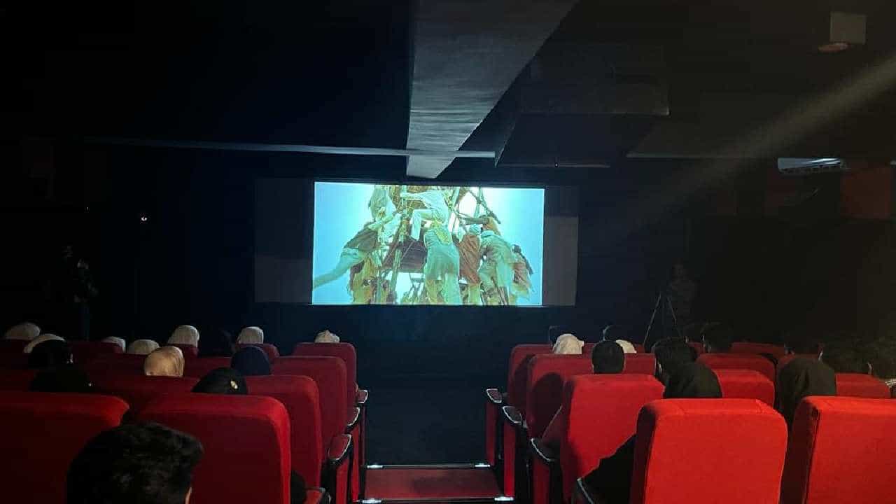 ದಶಕಗಳ ನಂತರ ಜಮ್ಮು-ಕಾಶ್ಮೀರದಲ್ಲಿ ಚಲನಚಿತ್ರ ಪ್ರದರ್ಶನ ಆರಂಭ; ಸೆ. 20 ರಂದು ಮಲ್ಟಿಪ್ಲೆಕ್ಸ್ ಓಪನ್ ದಶಕಗಳ ನಂತರ ಜಮ್ಮು-ಕಾಶ್ಮೀರದಲ್ಲಿ ಚಲನಚಿತ್ರ ಪ್ರದರ್ಶನ ಆರಂಭ; ಸೆ. 20 ರಂದು ಮಲ್ಟಿಪ್ಲೆಕ್ಸ್ ಓಪನ್