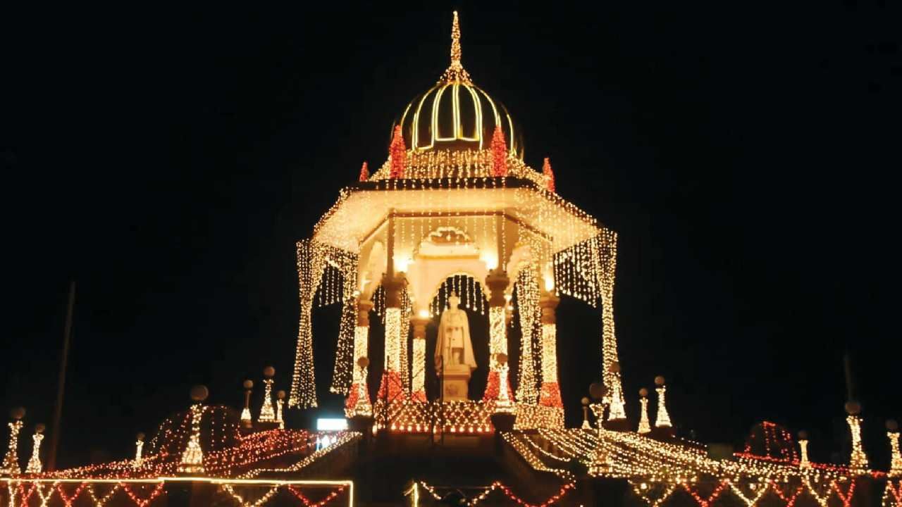 ವಿಶ್ವವಿಖ್ಯಾತ ಮೈಸೂರು ದಸರಾಗೆ ಕ್ಷಣಗಣನೆ: ಇಂದು ನಡೆಯಲಿರುವ ಕಾರ್ಯಕ್ರಮದ ಸಂಪೂರ್ಣ ವಿವರ ವಿಶ್ವವಿಖ್ಯಾತ ಮೈಸೂರು ದಸರಾಗೆ ಕ್ಷಣಗಣನೆ: ಇಂದು ನಡೆಯಲಿರುವ ಕಾರ್ಯಕ್ರಮದ ಸಂಪೂರ್ಣ ವಿವರ