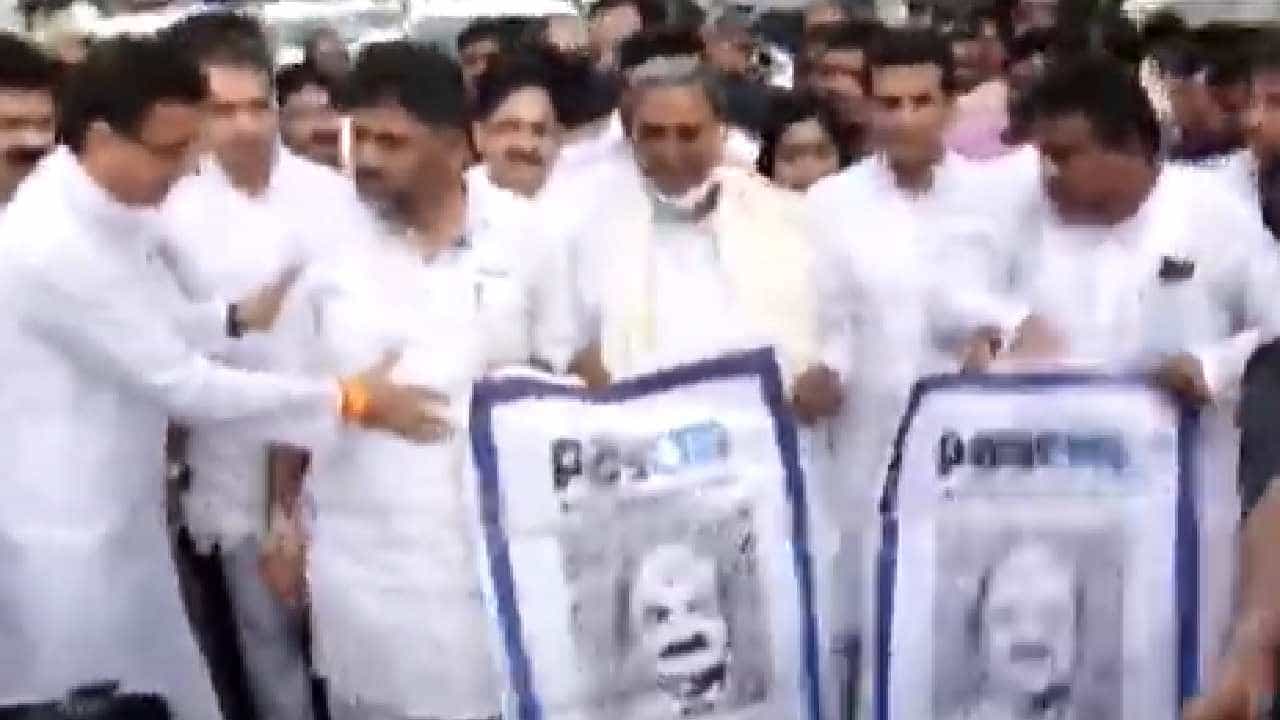 ಪೇಸಿಎಂ ಪೋಸ್ಟರ್ ಅಭಿಯಾನಕ್ಕೆ ಫೀಲ್ಡ್ಗೆ ಇಳಿದ ಕಾಂಗ್ರೆಸ್ ನಾಯಕರು: ಸಿಎಂ ಬೊಮ್ಮಾಯಿ ನಿವಾಸದ ಬಳಿ ಪೊಲೀಸ್ ಬಂದೋಬಸ್ತ್ ಪೇಸಿಎಂ ಪೋಸ್ಟರ್ ಅಭಿಯಾನಕ್ಕೆ ಫೀಲ್ಡ್ಗೆ ಇಳಿದ ಕಾಂಗ್ರೆಸ್ ನಾಯಕರು: ಸಿಎಂ ಬೊಮ್ಮಾಯಿ ನಿವಾಸದ ಬಳಿ ಪೊಲೀಸ್ ಬಂದೋಬಸ್ತ್