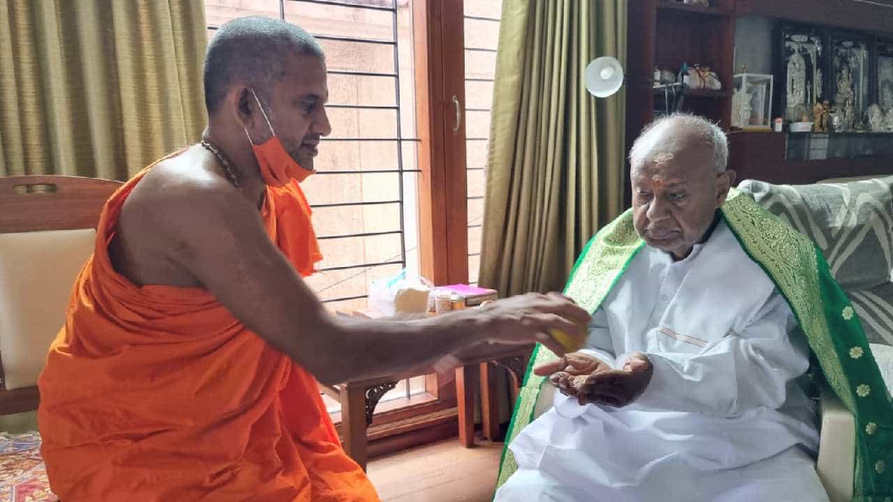 ಮಾಜಿ ಪ್ರಧಾನಿ ಹೆಚ್.ಡಿ. ದೇವೇಗೌಡರ ಮನೆಗೆ ಭೇಟಿ ನೀಡಿ, ಆರೋಗ್ಯ ವಿಚಾರಿಸಿದ ಪೇಜಾವರ ಸ್ವಾಮೀಜಿ ಮಾಜಿ ಪ್ರಧಾನಿ ಹೆಚ್.ಡಿ. ದೇವೇಗೌಡರ ಮನೆಗೆ ಭೇಟಿ ನೀಡಿ, ಆರೋಗ್ಯ ವಿಚಾರಿಸಿದ ಪೇಜಾವರ ಸ್ವಾಮೀಜಿ
