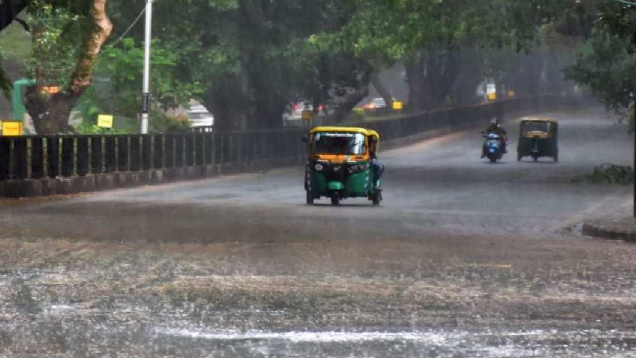 Bengaluru Rain: ಬೆಂಗಳೂರಿನ ಹಲವೆಡೆ ಧಾರಾಕಾರ ಮಳೆ: ರಾಜ್ಯದಲ್ಲಿ 2 ದಿನ ಭಾರಿ ಮಳೆ ಸಾಧ್ಯತೆ, ಹವಾಮಾನ ಇಲಾಖೆ ಎಚ್ಚರಿಕೆ!