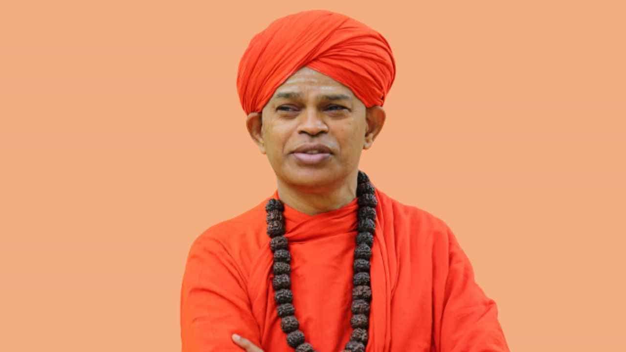 ಬಿಗಿ ಭದ್ರತೆಯೊಂದಿಗೆ ಮುರುಘಾ ಶ್ರೀಗಳನ್ನು ಕೋರ್ಟ್ಗೆ ಹಾಜರುಪಡಿಸಿದ ಪೊಲೀಸರು ಬಿಗಿ ಭದ್ರತೆಯೊಂದಿಗೆ ಮುರುಘಾ ಶ್ರೀಗಳನ್ನು ಕೋರ್ಟ್ಗೆ ಹಾಜರುಪಡಿಸಿದ ಪೊಲೀಸರು