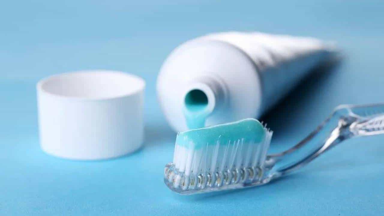 Tooth Paste Benefits: ನಿಮ್ಮ ಹಲ್ಲುಗಳು ಮಾತ್ರವಲ್ಲ, ಈ ವಸ್ತುಗಳನ್ನು ಕೂಡ ಹೊಳೆಯುವಂತೆ ಮಾಡುತ್ತೆ ಟೂತ್ಪೇಸ್ಟ್ Tooth Paste Benefits: ನಿಮ್ಮ ಹಲ್ಲುಗಳು ಮಾತ್ರವಲ್ಲ, ಈ ವಸ್ತುಗಳನ್ನು ಕೂಡ ಹೊಳೆಯುವಂತೆ ಮಾಡುತ್ತೆ ಟೂತ್ಪೇಸ್ಟ್