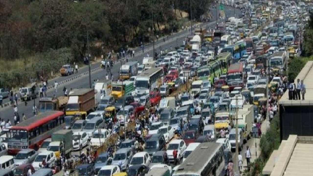 Bengaluru Rain: ಭಾರೀ ಮಳೆಯಿಂದ ಬೆಂಗಳೂರಿನಲ್ಲಿ ಫುಲ್ ಟ್ರಾಫಿಕ್ ಜಾಮ್; ಈ ಮಾರ್ಗಗಳಲ್ಲಿ ಹೋಗದಿರುವುದೇ ಉತ್ತಮ Bengaluru Rain: ಭಾರೀ ಮಳೆಯಿಂದ ಬೆಂಗಳೂರಿನಲ್ಲಿ ಫುಲ್ ಟ್ರಾಫಿಕ್ ಜಾಮ್; ಈ ಮಾರ್ಗಗಳಲ್ಲಿ ಹೋಗದಿರುವುದೇ ಉತ್ತಮ