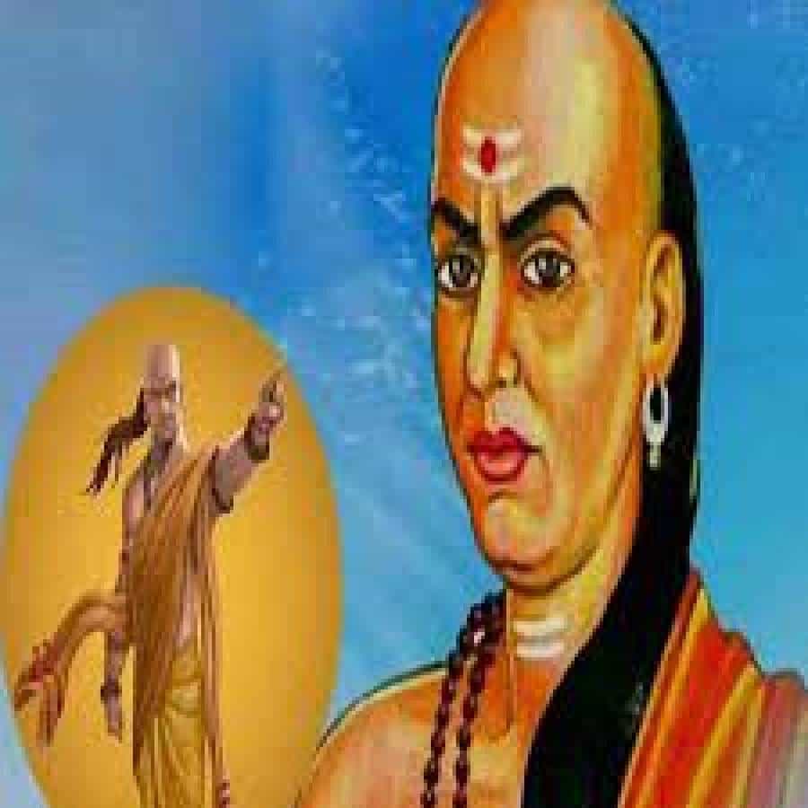 ಆಚಾರ್ಯ ಚಾಣಕ್ಯ ಅವರು ನೀತಿ ಶಾಸ್ತ್ರದಲ್ಲಿ ವೈವಾಹಿಕ ಜೀವನಕ್ಕೆ ಸಂಬಂಧಿಸಿದ ಅನೇಕ ವಿಷಯಗಳನ್ನು ಉಲ್ಲೇಖಿಸಿದ್ದಾರೆ. ಈ ವಿಷಯಗಳನ್ನು ಅನುಸರಿಸುವುದರಿಂದ ವೈವಾಹಿಕ ಜೀವನವೂ ಸುಖಮಯವಾಗಿರುತ್ತದೆ. ಆ ವಸ್ತುಗಳು ಯಾವುವು ಎಂದು ತಿಳಿದುಕೊಳ್ಳೋಣ.
ವ್ಯಕ್ತಿಯ ದೊಡ್ಡ ಶತ್ರುವಾಗಿದೆ. ಪತಿ ಅಥವಾ ಹೆಂಡತಿಯಲ್ಲಿ ಒಬ್ಬರು ಕೋಪಗೊಂಡರೆ, ಅದು ವೈವಾಹಿಕ ಜೀವನಕ್ಕೆ ಹಾನಿಕಾರಕವೆಂದು ಸಾಬೀತುಪಡಿಸಬಹುದು. ದಾಂಪತ್ಯ ಜೀವನ ಸುಖಮಯವಾಗಿರಲು ಕೋಪದಿಂದ ದೂರವಿರಿ.