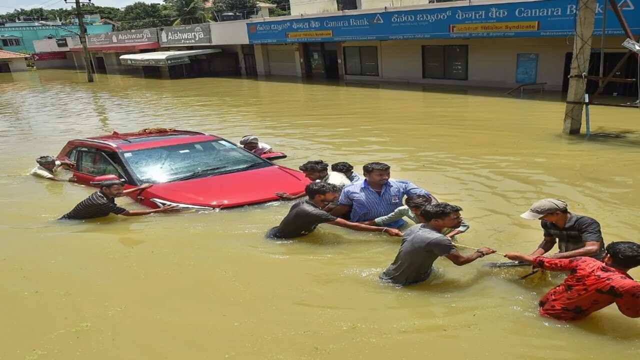 Bengaluru Floods: ಬೆಂಗಳೂರು ಪ್ರವಾಹದಿಂದಾಗಿ ಸಂಕಷ್ಟಕ್ಕೆ ಸಿಲುಕಿದ ಇ-ಕಾಮರ್ಸ್ ಸಂಸ್ಥೆಗಳು, ಡೆಲಿವರಿ ಎಕ್ಸಿಕ್ಯೂಟಿವ್‌ಗಳು