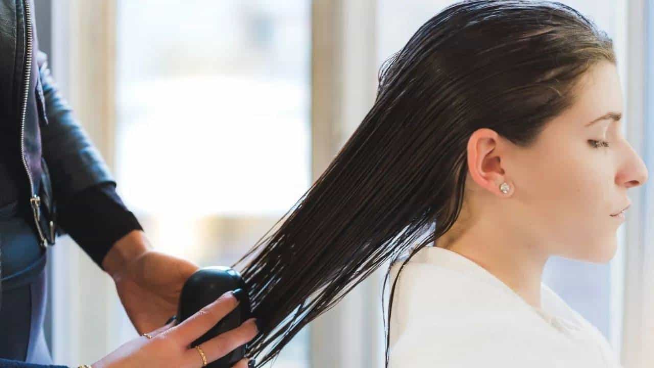 Hair Care: ತಲೆಕೂದಲು ಒದ್ದೆಯಾಗಿರುವಾಗ ಈ ತಪ್ಪುಗಳನ್ನು ಮಾಡಲೇಬೇಡಿ, ಕೂದಲು ಉದುರುವ ಸಮಸ್ಯೆ ಶುರುವಾದೀತು Hair Care: ತಲೆಕೂದಲು ಒದ್ದೆಯಾಗಿರುವಾಗ ಈ ತಪ್ಪುಗಳನ್ನು ಮಾಡಲೇಬೇಡಿ, ಕೂದಲು ಉದುರುವ ಸಮಸ್ಯೆ ಶುರುವಾದೀತು