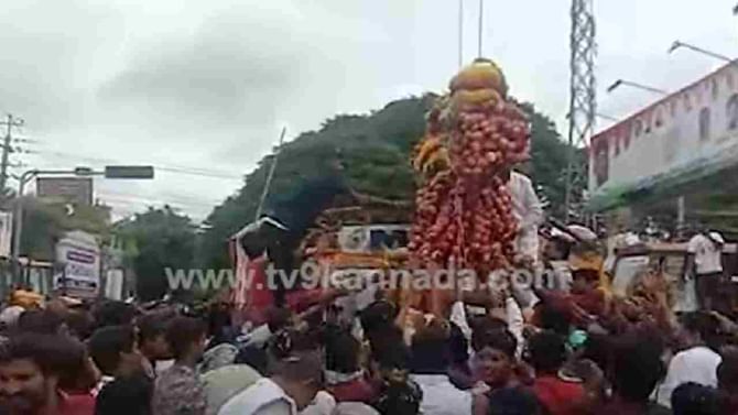Video: ಸೇಬು ಹಣ್ಣು ಕೀಳಲು ಮುಗಿ ಬಿದ್ದ ಕೈ ಕಾರ್ಯಕರ್ತರು Video: ಸೇಬು ಹಣ್ಣು ಕೀಳಲು ಮುಗಿ ಬಿದ್ದ ಕೈ ಕಾರ್ಯಕರ್ತರು