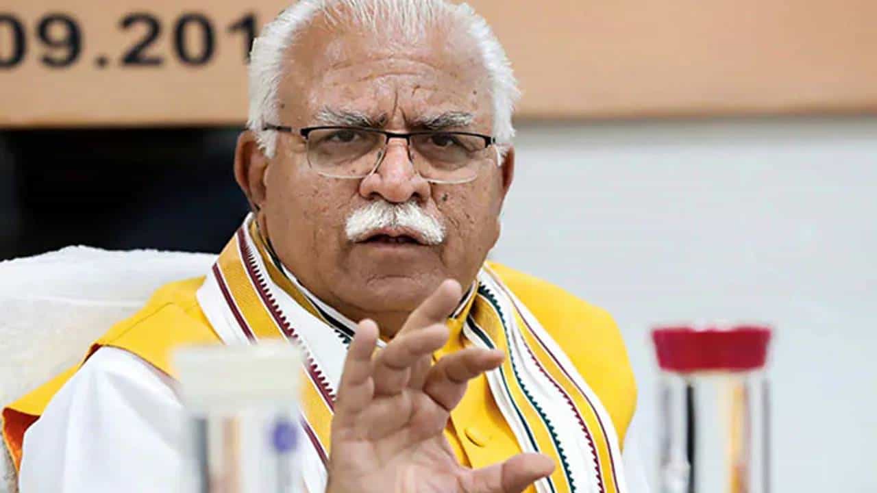 ಸರ್ಕಾರಿ ನೌಕರಿ ಕೊಡಿಸುವುದಾಗಿ ವಂಚನೆ: ಇಬ್ಬರು ಅಧಿಕಾರಿಗಳನ್ನು ಅಮಾನತುಗೊಳಿಸಿ ಹರ್ಯಾಣ ಸಿಎಂ ಮನೋಹರ್ಲಾಲ್ ಖಟ್ಟರ್ ಆದೇಶ ಸರ್ಕಾರಿ ನೌಕರಿ ಕೊಡಿಸುವುದಾಗಿ ವಂಚನೆ: ಇಬ್ಬರು ಅಧಿಕಾರಿಗಳನ್ನು ಅಮಾನತುಗೊಳಿಸಿ ಹರ್ಯಾಣ ಸಿಎಂ ಮನೋಹರ್ಲಾಲ್ ಖಟ್ಟರ್ ಆದೇಶ