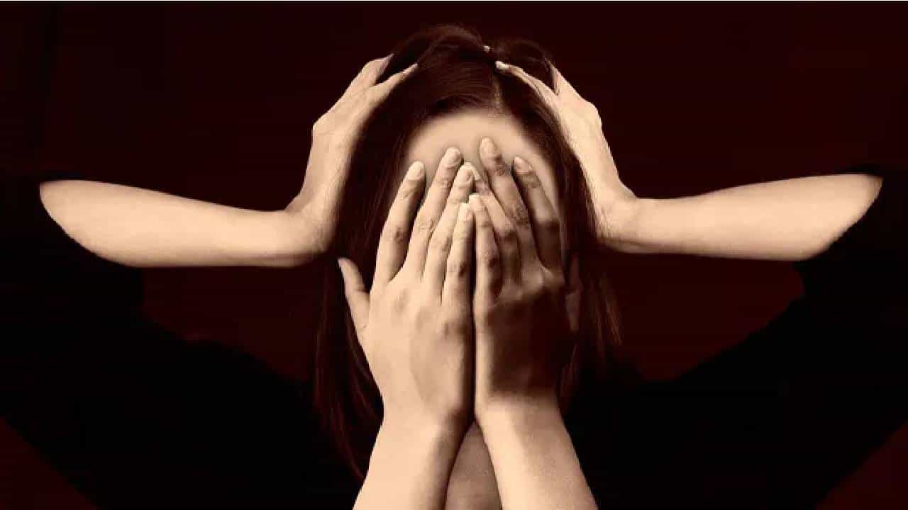Stress: ನೀವು ಒತ್ತಡ ಮತ್ತು ಆತಂಕದಿಂದ ಬಳಲುತ್ತಿದ್ದೀರಾ? ಮಾನಸಿಕವಾಗಿ ಸದೃಢವಾಗಿರಲು ಹೀಗೆ ಮಾಡಿ Stress: ನೀವು ಒತ್ತಡ ಮತ್ತು ಆತಂಕದಿಂದ ಬಳಲುತ್ತಿದ್ದೀರಾ? ಮಾನಸಿಕವಾಗಿ ಸದೃಢವಾಗಿರಲು ಹೀಗೆ ಮಾಡಿ