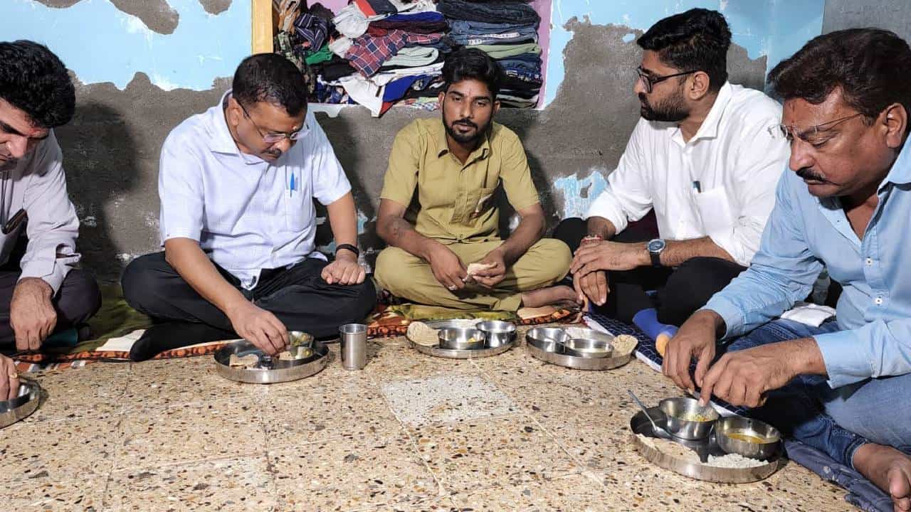 Arvind Kejriwal: ಪೊಲೀಸರು ತಡೆದರೂ ಆಟೋ ಚಾಲಕನ ಮನೆಗೆ ತೆರಳಿ ಊಟ ಮಾಡಿದ ದೆಹಲಿ ಸಿಎಂ ಕೇಜ್ರಿವಾಲ್ Arvind Kejriwal: ಪೊಲೀಸರು ತಡೆದರೂ ಆಟೋ ಚಾಲಕನ ಮನೆಗೆ ತೆರಳಿ ಊಟ ಮಾಡಿದ ದೆಹಲಿ ಸಿಎಂ ಕೇಜ್ರಿವಾಲ್
