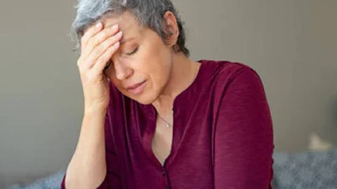 Menopause: ಮುಟ್ಟು ನಿಲ್ಲುವ ಸಮಯದಲ್ಲಿ ಮಹಿಳೆಯರು ಮಾನಸಿಕ ಹಾಗೂ ದೈಹಿಕ ಆರೋಗ್ಯ ಹೇಗೆ ಕಾಪಾಡಿಕೊಳ್ಳಬೇಕು? ಇಲ್ಲಿವೆ ಸಲಹೆಗಳು Menopause: ಮುಟ್ಟು ನಿಲ್ಲುವ ಸಮಯದಲ್ಲಿ ಮಹಿಳೆಯರು ಮಾನಸಿಕ ಹಾಗೂ ದೈಹಿಕ ಆರೋಗ್ಯ ಹೇಗೆ ಕಾಪಾಡಿಕೊಳ್ಳಬೇಕು? ಇಲ್ಲಿವೆ ಸಲಹೆಗಳು