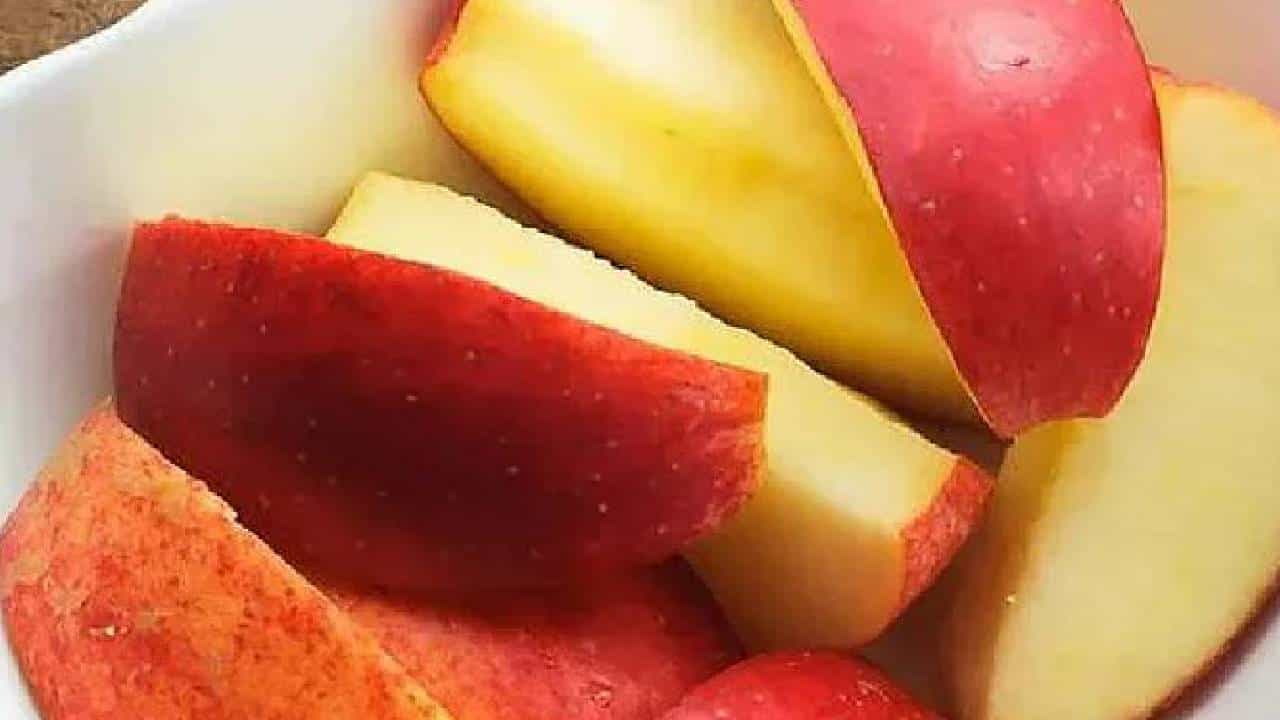 Apple Side Effects: ಸೇಬು ಆರೋಗ್ಯಕ್ಕೆ ಒಳ್ಳೆಯದು, ಆದರೆ ಅತಿಯಾಗಿ ತಿನ್ನುವುದರಿಂದ ಈ ಸಮಸ್ಯೆಗಳು ನಿಮ್ಮನ್ನು ಕಾಡಬಹುದು Apple Side Effects: ಸೇಬು ಆರೋಗ್ಯಕ್ಕೆ ಒಳ್ಳೆಯದು, ಆದರೆ ಅತಿಯಾಗಿ ತಿನ್ನುವುದರಿಂದ ಈ ಸಮಸ್ಯೆಗಳು ನಿಮ್ಮನ್ನು ಕಾಡಬಹುದು
