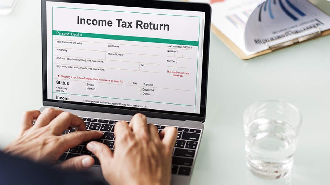 ITR Filing: ದಂಡವಿಲ್ಲದೆ ಆದಾಯ ತೆರಿಗೆ ರಿಟರ್ನ್ ಸಲ್ಲಿಸಬಹುದು; ನೀವು ತಿಳಿದಿರಲೇಬೇಕಾದ ಅಂಶಗಳು ಇಲ್ಲಿವೆ ITR Filing: ದಂಡವಿಲ್ಲದೆ ಆದಾಯ ತೆರಿಗೆ ರಿಟರ್ನ್ ಸಲ್ಲಿಸಬಹುದು; ನೀವು ತಿಳಿದಿರಲೇಬೇಕಾದ ಅಂಶಗಳು ಇಲ್ಲಿವೆ