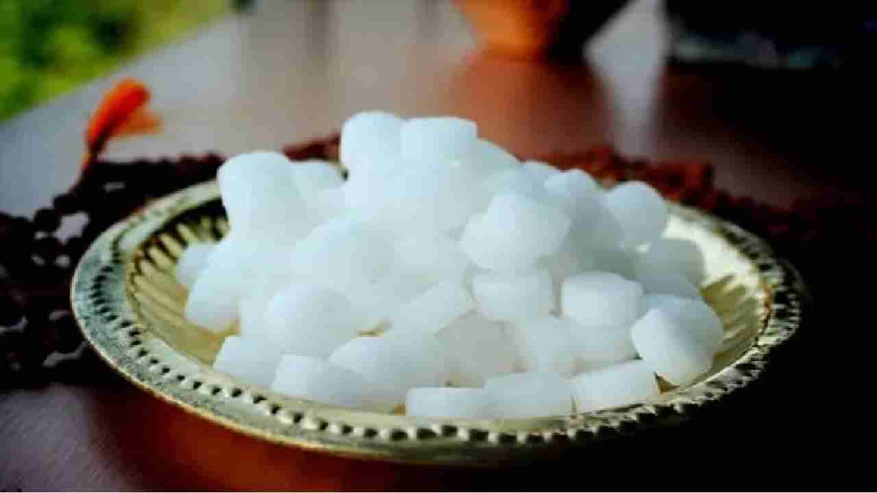 Camphor Benefits: ಕರ್ಪೂರವು ಕೇವಲ ಪೂಜೆಗೆ ಮಾತ್ರ ಸೀಮಿತವಲ್ಲ, ಆರೋಗ್ಯ ಸಮಸ್ಯೆಗಳನ್ನು ಕೂಡ ನಿವಾರಿಸುತ್ತೆ!