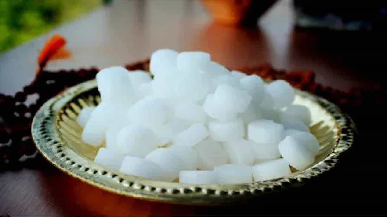 Camphor Benefits: ಕರ್ಪೂರವು ಕೇವಲ ಪೂಜೆಗೆ ಮಾತ್ರ ಸೀಮಿತವಲ್ಲ, ಆರೋಗ್ಯ ಸಮಸ್ಯೆಗಳನ್ನು ಕೂಡ ನಿವಾರಿಸುತ್ತೆ! Camphor Benefits: ಕರ್ಪೂರವು ಕೇವಲ ಪೂಜೆಗೆ ಮಾತ್ರ ಸೀಮಿತವಲ್ಲ, ಆರೋಗ್ಯ ಸಮಸ್ಯೆಗಳನ್ನು ಕೂಡ ನಿವಾರಿಸುತ್ತೆ!
