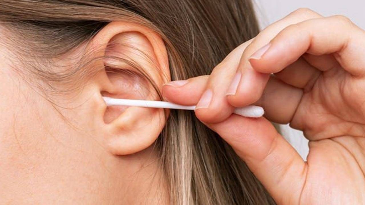 Ear Wax: ಹತ್ತಿಯಿಂದ ಇಯರ್ವ್ಯಾಕ್ಸ್ ಸ್ವಚ್ಛಗೊಳಿಸಬೇಡಿ, ಸರಿಯಾದ ಮಾರ್ಗ ತಿಳಿಯಿರಿ Ear Wax: ಹತ್ತಿಯಿಂದ ಇಯರ್ವ್ಯಾಕ್ಸ್ ಸ್ವಚ್ಛಗೊಳಿಸಬೇಡಿ, ಸರಿಯಾದ ಮಾರ್ಗ ತಿಳಿಯಿರಿ