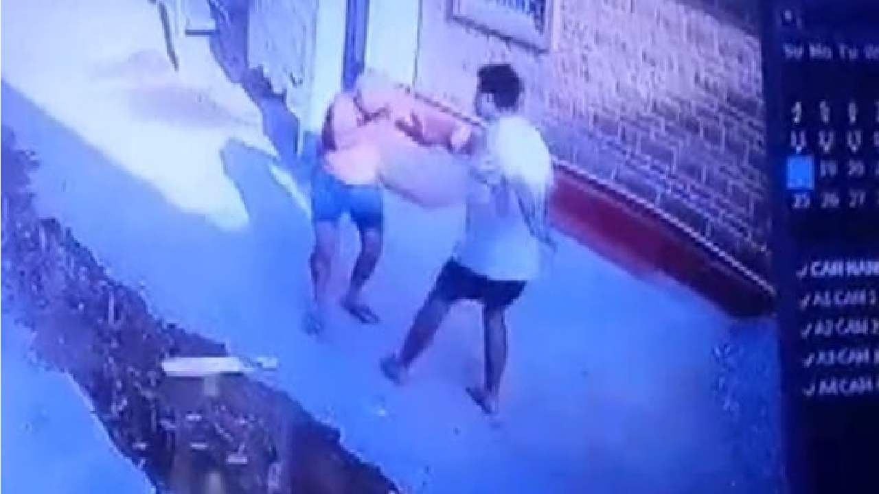 Viral Video: ಬೀದಿಯಲ್ಲೇ ನಿಂತು ವಯಸ್ಸಾದ ಅಪ್ಪನಿಗೆ ಕೋಲಿನಿಂದ ಬಾರಿಸಿದ ಮಗ; ವಿಡಿಯೋ ವೈರಲ್ Viral Video: ಬೀದಿಯಲ್ಲೇ ನಿಂತು ವಯಸ್ಸಾದ ಅಪ್ಪನಿಗೆ ಕೋಲಿನಿಂದ ಬಾರಿಸಿದ ಮಗ; ವಿಡಿಯೋ ವೈರಲ್