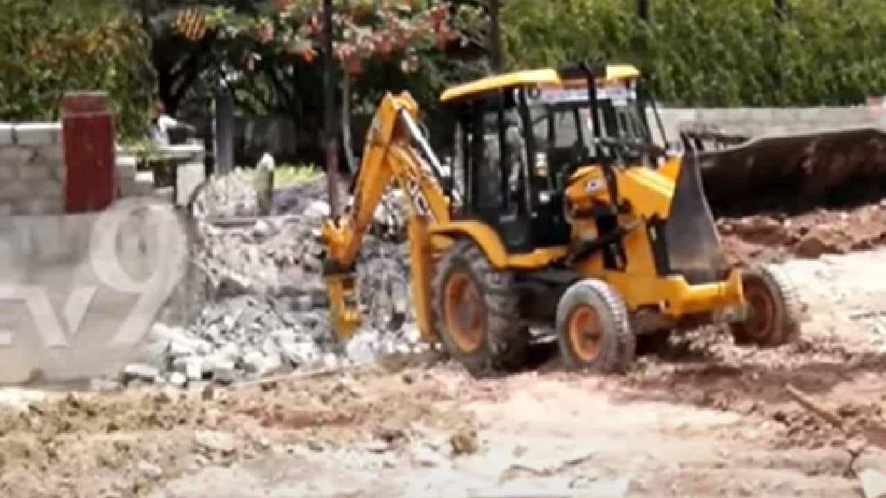 ದೊಡ್ಡವರ ಗೋಡೆ ಮುಟ್ಟಲು ಜೆಸಿಬಿಗೂ ಭಯ; ವಿಪ್ರೋ ಒತ್ತುವರಿ ತೆರವು ವೇಳೆ ಕೆಟ್ಟುನಿಂತ ಜೆಸಿಬಿ ದೊಡ್ಡವರ ಗೋಡೆ ಮುಟ್ಟಲು ಜೆಸಿಬಿಗೂ ಭಯ; ವಿಪ್ರೋ ಒತ್ತುವರಿ ತೆರವು ವೇಳೆ ಕೆಟ್ಟುನಿಂತ ಜೆಸಿಬಿ