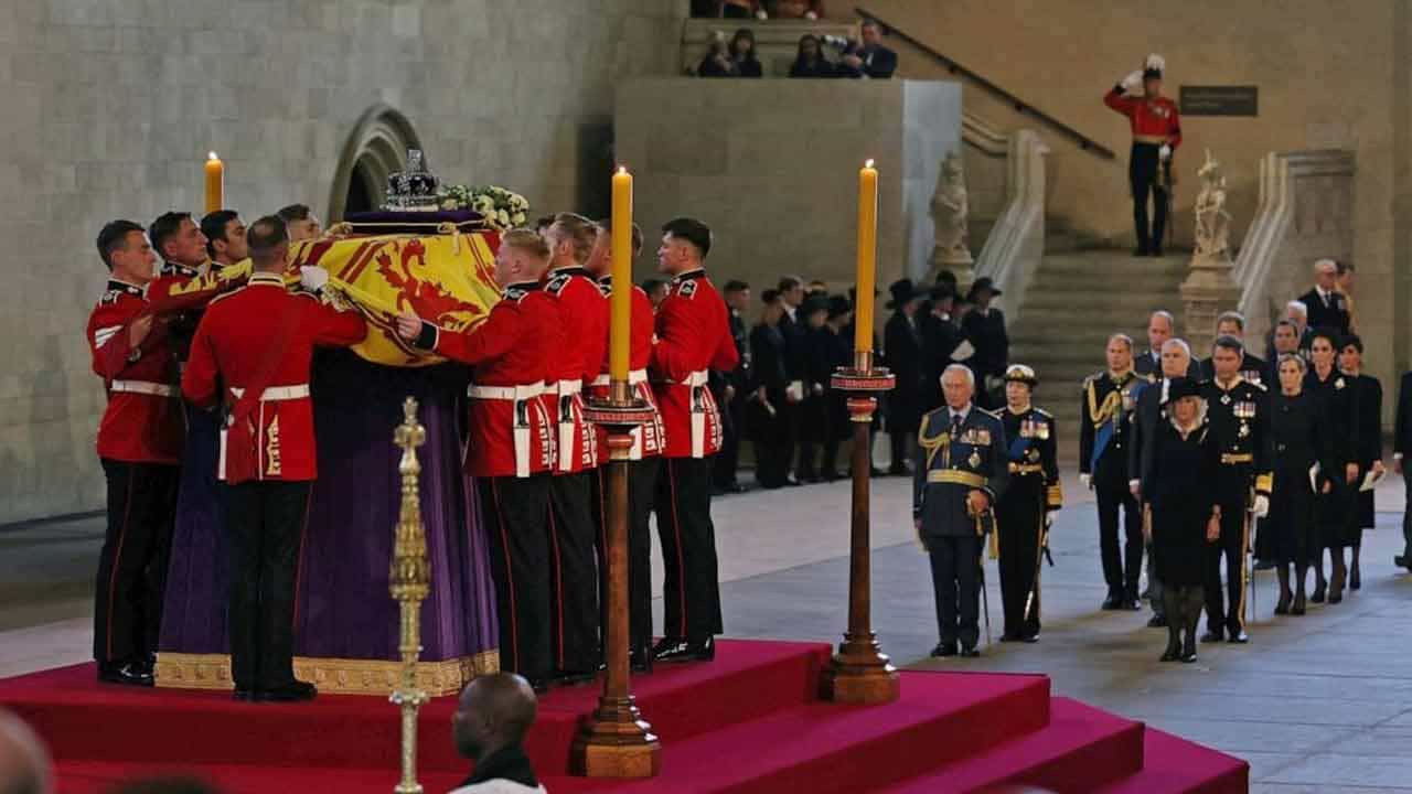 Queen Elizabeth II Funeral: ಬ್ರಿಟನ್ ರಾಣಿ ಎಲಿಜಬೆತ್ II ಅಂತ್ಯಕ್ರಿಯೆ ಲೈವ್: ಜಗತ್ತಿನ ಅರ್ಧಕ್ಕಿಂತಲೂ ಹೆಚ್ಚಿನ ಮಂದಿಯಿಂದ ವೀಕ್ಷಣೆ Queen Elizabeth II Funeral: ಬ್ರಿಟನ್ ರಾಣಿ ಎಲಿಜಬೆತ್ II ಅಂತ್ಯಕ್ರಿಯೆ ಲೈವ್: ಜಗತ್ತಿನ ಅರ್ಧಕ್ಕಿಂತಲೂ ಹೆಚ್ಚಿನ ಮಂದಿಯಿಂದ ವೀಕ್ಷಣೆ