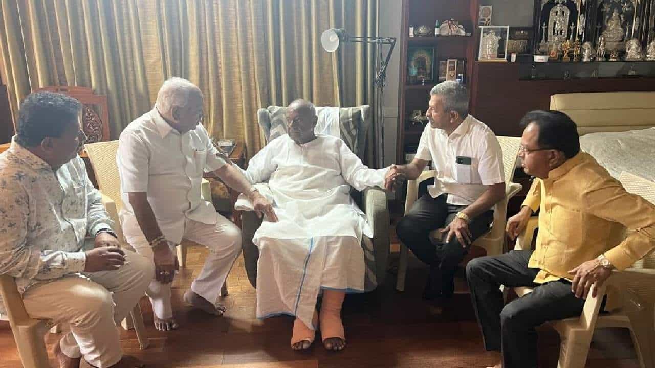 ಇಡೀ ರಾಜ್ಯವನ್ನು ಸುತ್ತಿದಂತಹ ವ್ಯಕ್ತಿ ಎಚ್.ಡಿ.ದೇವೇಗೌಡರು: ಬಿಎಸ್ವೈ ಇಡೀ ರಾಜ್ಯವನ್ನು ಸುತ್ತಿದಂತಹ ವ್ಯಕ್ತಿ ಎಚ್.ಡಿ.ದೇವೇಗೌಡರು: ಬಿಎಸ್ವೈ