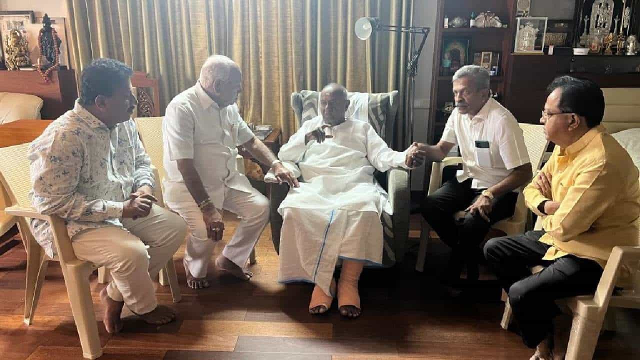ದೇವೇಗೌಡರ ಆರೋಗ್ಯ ವಿಚಾರಿಸಿದ ಮಾಜಿ ಸಿಎಂ ಬಿಎಸ್ವೈ ಬಳಿಕ ದೋಸೆ ಸವಿದರು ದೇವೇಗೌಡರ ಆರೋಗ್ಯ ವಿಚಾರಿಸಿದ ಮಾಜಿ ಸಿಎಂ ಬಿಎಸ್ವೈ ಬಳಿಕ ದೋಸೆ ಸವಿದರು