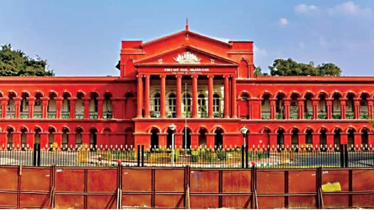Bangalore: ಒತ್ತುವರಿ ತೆರವುಗೊಳಿಸುವಂತೆ ತಹಶೀಲ್ದಾರ್ ಕೋರ್ಟ್ ಹೊರಡಿಸಿದ್ದ ಆದೇಶಕ್ಕೆ ಹೈಕೋರ್ಟ್ ತಡೆಯಾಜ್ಞೆ Bangalore: ಒತ್ತುವರಿ ತೆರವುಗೊಳಿಸುವಂತೆ ತಹಶೀಲ್ದಾರ್ ಕೋರ್ಟ್ ಹೊರಡಿಸಿದ್ದ ಆದೇಶಕ್ಕೆ ಹೈಕೋರ್ಟ್ ತಡೆಯಾಜ್ಞೆ