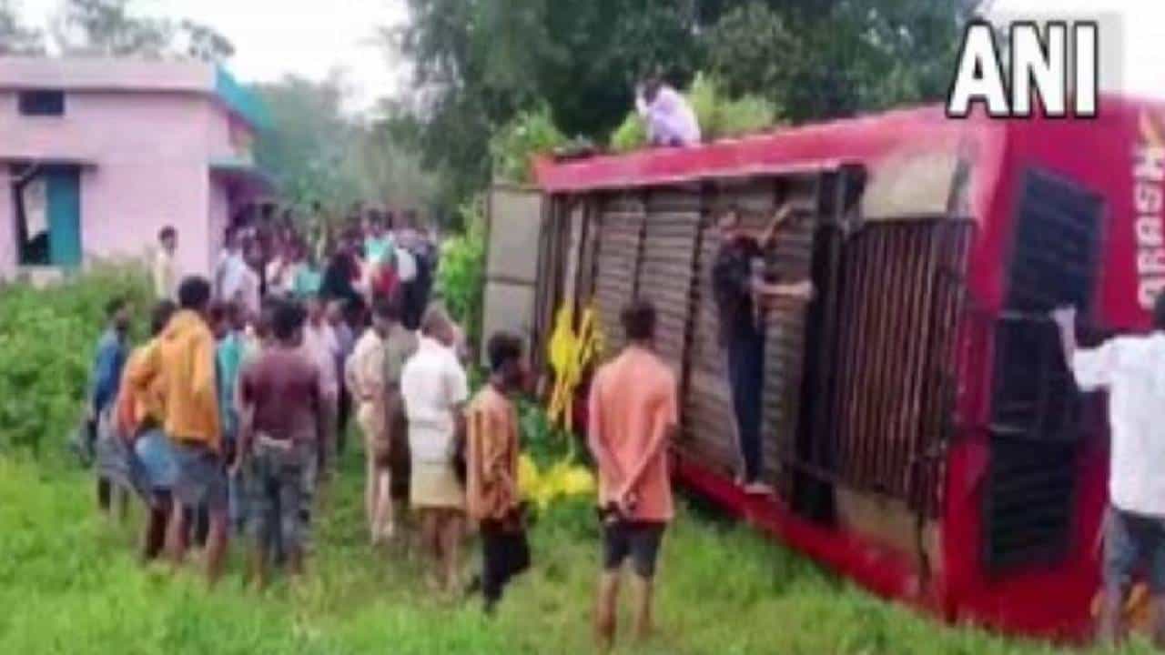 Accident: ಛತ್ತೀಸ್ಗಢದ ಜಶ್ಪುರದಲ್ಲಿ ಬಸ್ ಪಲ್ಟಿ ಹೊಡೆದು ಮೂವರು ಸಾವು, 6 ಜನರಿಗೆ ಗಾಯ Accident: ಛತ್ತೀಸ್ಗಢದ ಜಶ್ಪುರದಲ್ಲಿ ಬಸ್ ಪಲ್ಟಿ ಹೊಡೆದು ಮೂವರು ಸಾವು, 6 ಜನರಿಗೆ ಗಾಯ