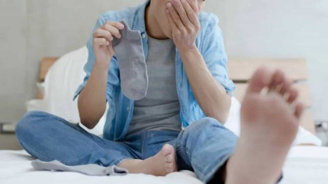Smelly Feet: ಬೂಟು ಅಥವಾ ಚಪ್ಪಲಿ ಧರಿಸಿರುವಾಗ ಕಾಲಿನಿಂದ ದುರ್ವಾಸನೆ ಬರುತ್ತಾ? ಈ ಮನೆಮದ್ದುಗಳನ್ನು ಟ್ರೈ ಮಾಡಿ Smelly Feet: ಬೂಟು ಅಥವಾ ಚಪ್ಪಲಿ ಧರಿಸಿರುವಾಗ ಕಾಲಿನಿಂದ ದುರ್ವಾಸನೆ ಬರುತ್ತಾ? ಈ ಮನೆಮದ್ದುಗಳನ್ನು ಟ್ರೈ ಮಾಡಿ
