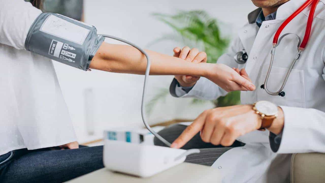 Blood Pressure: 40ರ ಆಸುಪಾಸಿನಲ್ಲಿ ರಕ್ತದೊತ್ತಡ 140/90 ದಾಟಿದರೂ ತಲೆಬಿಸಿ ಬೇಡ, ಹೀಗೆ ಮಾಡಿದ್ರೆ ಬಿಪಿ ನಾರ್ಮಲ್ಗೆ ಬರುತ್ತೆ Blood Pressure: 40ರ ಆಸುಪಾಸಿನಲ್ಲಿ ರಕ್ತದೊತ್ತಡ 140/90 ದಾಟಿದರೂ ತಲೆಬಿಸಿ ಬೇಡ, ಹೀಗೆ ಮಾಡಿದ್ರೆ ಬಿಪಿ ನಾರ್ಮಲ್ಗೆ ಬರುತ್ತೆ